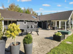 12 person holiday home in R m